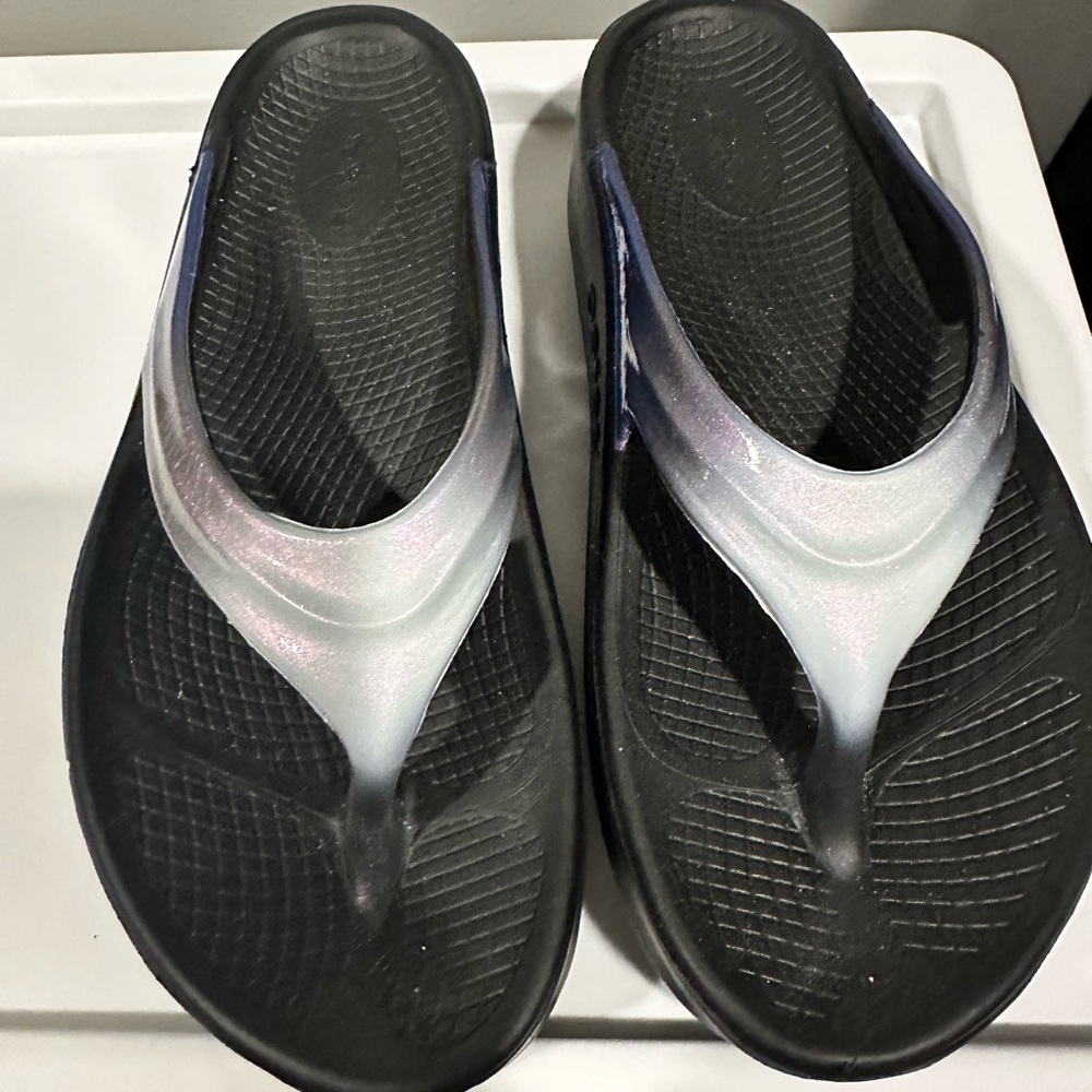 Oofos Oolala luxe Sandal in Midnight Spectre